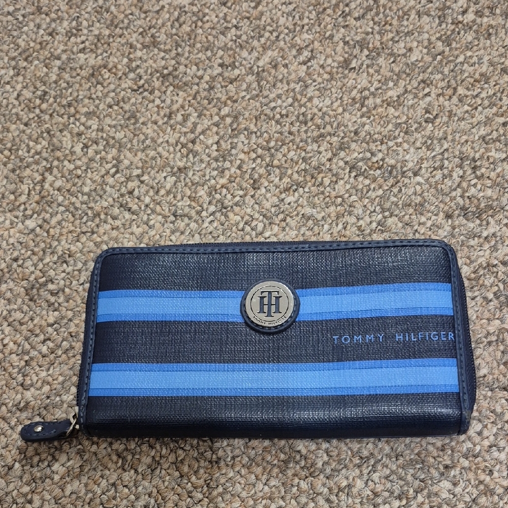 Tommy Hilfiger Womens Full Zip Wallet